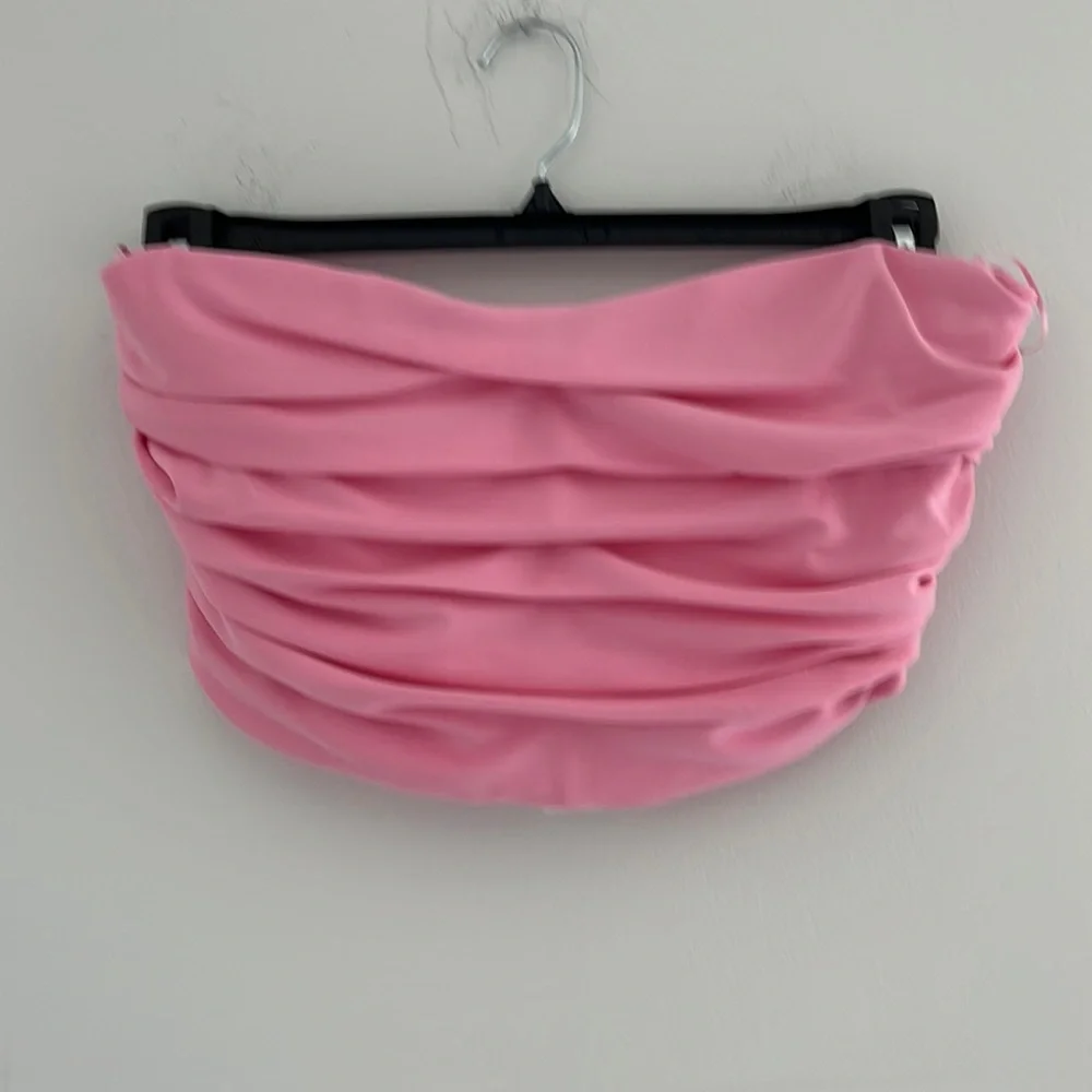 Women’s srtaples Slim Fit Ruched Tub Pink Top With Straight Neck. Size L